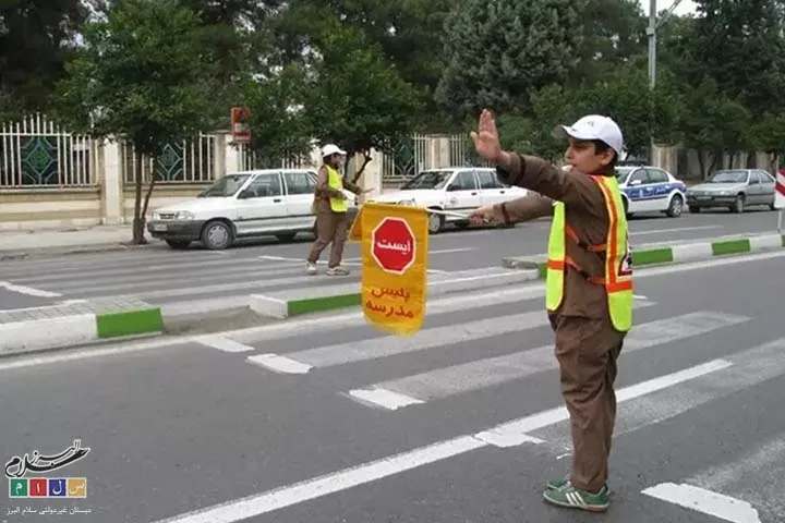 همکاری دانش آموزان در عبور از خیابان